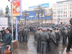 Милиция перед "Маршем несогласных" на Пушкинской площади. Фото с сайта "Эха Москвы"