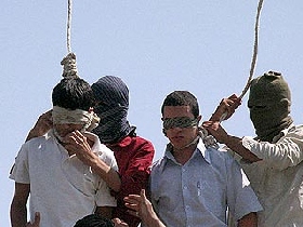 Публичная казнь подростков, обвиненных в гомосексуализме, Иран 2005 год. Фото с сайта www.imenno.ru