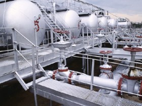 Завод по переработке нефти. Фото с сайта photos.com