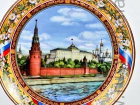 Сувенирная тарелка "Кремль". Фото с сайта rusvelikaia.ru