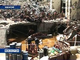 Разбор завалов на Саяно-Шушенской ГЭС. Фото: newsru.com