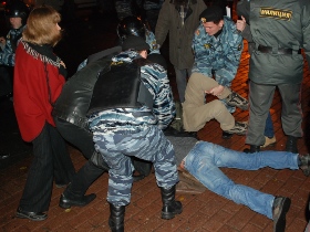 Пушкинская площадь, 12 октября. ОМОН задерживает оппозиционеров. Фото Каспарова.Ru