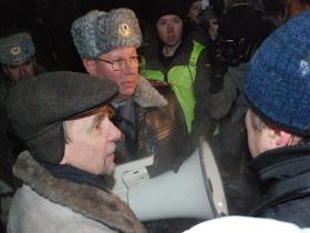 Лев Пономарев разговаривает с Виктром Бюрюковым на акции в память Маркелова, фото Каспарова.Ru