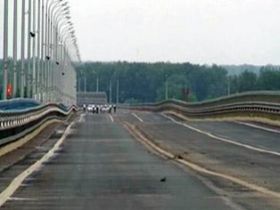 "Танцующий" мост, фото с сайта lifenews.ru