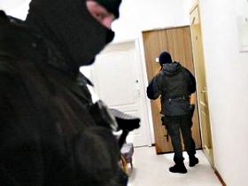 Оперативники ДЭБ на обыске. Фото с сайта pravo.ru