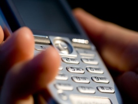 Мобильный телефон. Фото с сайта www.zdr.ru