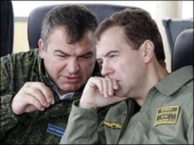 Анатолий Сердюков и Дмитрий Медведев. Фото с сайта static.newsland.ru