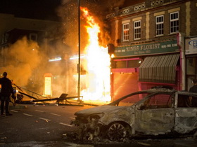 Бунт в Лондоне. Фото LEON NEAL/AFP/Getty Images