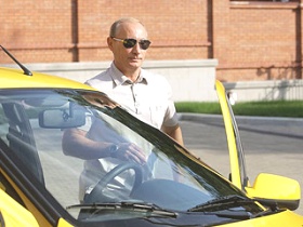 Владимир Путин возле "Лады Калины". Фото: news.flexcom.ru