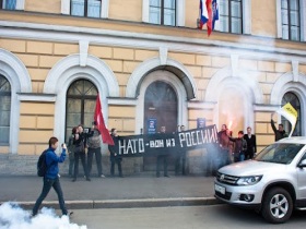 Акция против базы НАТО в Ульяновске в Петербурге. Фото "Другой России"