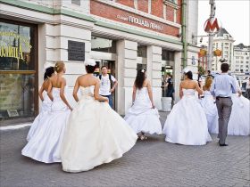 Парад невест. Фото с сайта clubs.ya.ru