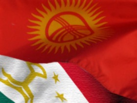 Флаги Таджикистана и Киргизии. Фото с сайта inosmi.ru