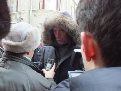 Подрабинек берет интервью у Немцова. Фото из фейсбука Бориса Немцова