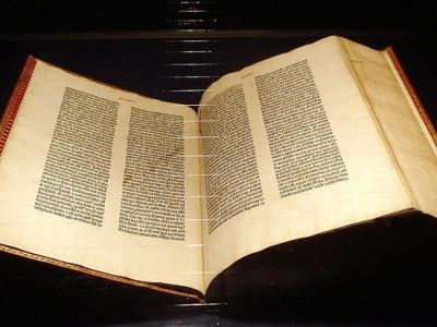 Библия немецкого первопечатника Иоганна Гутенберга. Фото: ru.wikipedia.org