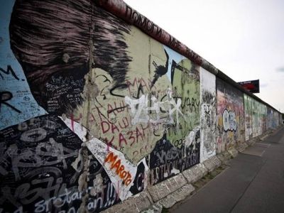 Сохранившийся фрагмент Берлинской стены со знаменитым "Поцелуем Брежнева и Хоннекера"