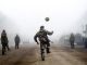 Перемирие. Украинские военные играют в футбол. Фото: twitter.com/euromaidan/status/566928051662237696