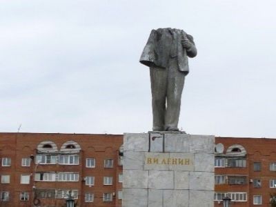 Разрушенный памятник Ленину в Оренбургской области. Фото: ria56.ru