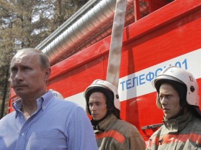 Путин с пожарными. Фото: ВКонтакте