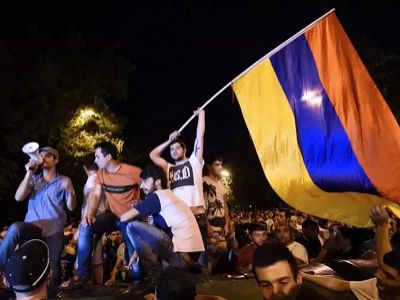 Флаг Армении на баррикаде, вечер 23.6.15. Фото: svoboda.org