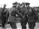 1939 г.: завершение польской кампании, рукопожатие офицеров вермахта и РККА. Источник - ru.wikipedia.org
