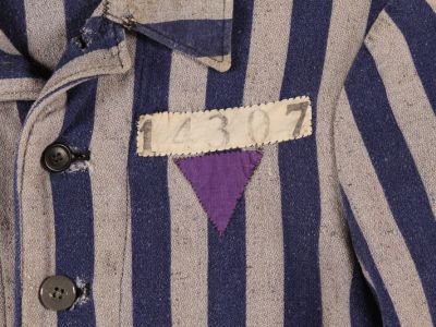Фиолетовый треугольник, обозначение свидетелей Иеговы в нацистских концлагерях. Фото ushmm.org