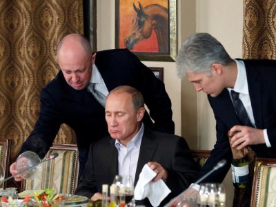 Е.Пригожин (слева) и В.Путин, 2011. Фото: Misha Japaridze / Reuters