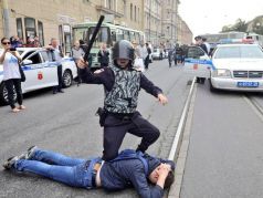 Нападение карателя из ОМОНа на заведомо безоружного. Санкт-Петербург, 9.9.18. Фото: t.me/politika