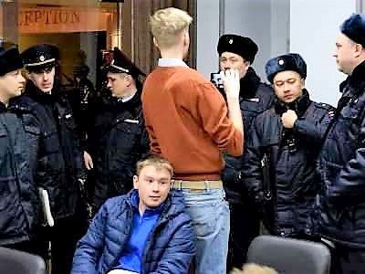 Полиция срывает мероприятие. Фото: Сергей Горчаков, Каспаров.Ru