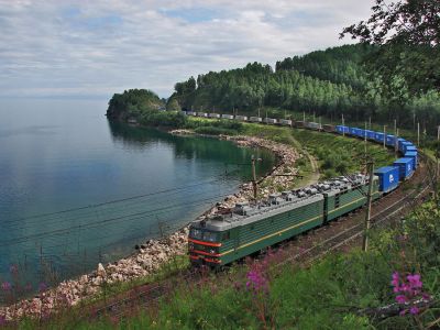 Товарный состав, побережье озера Байкал. Фото: wikimedia.org/Sorovas