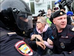 Задержание Любови Соболь. Фото: novayagazeta.ru