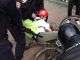 Избиение велосипедиста на митинге. Фото: pikabu.ru