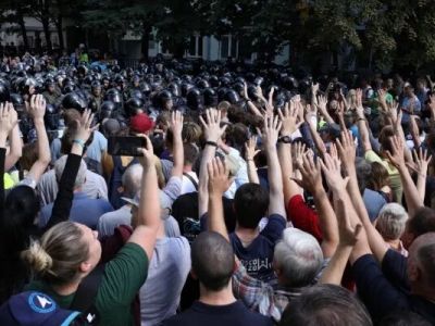 "Мы без оружия" — кричат люди на митинге 27 июля. Фото: Анна Артемьева / "Новая Газета"
