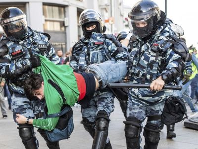Задержания после митинга на проспекте Сахарова в Москве, 10 августа 2019 года. Фото: Meduza/Associated Press/East News