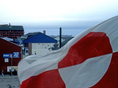 Нуук, столица Гренландии. Флаг Гренландии. Фото: grida.no