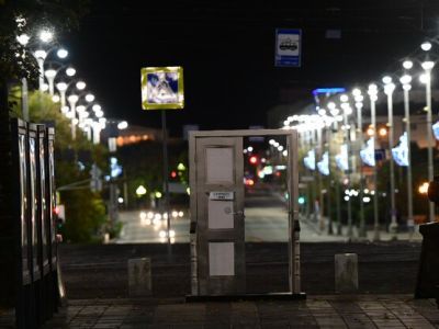 Дверь "Открыто для тех, кто ждет". Фото: ВКонтакте