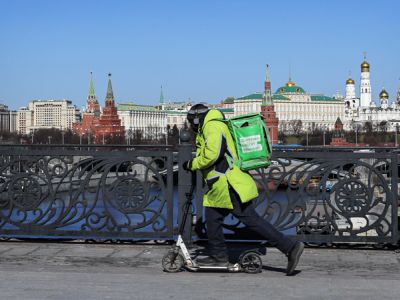 Курьер в Москве. Фото: EPA/Vostock-photo