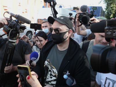 Кирилл Серебренников (в центре) на выходе из суда, после оглашения приговора. Фото: Андрей Любимов / РБК