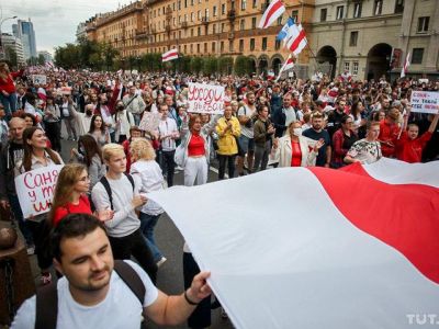 Многотысячная колонна протестующих в центре Минска днем 6 сентября. Фото: TUT.by