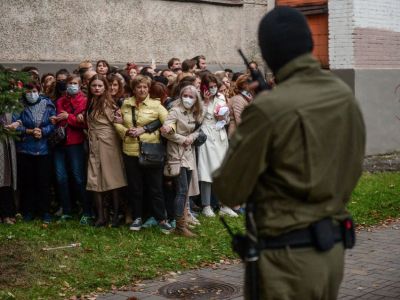 Лукашенковцы против протестующих женщин, Минск, 8.09.2020. Фото: opentown.org