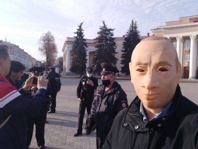 Человек в маске Путина и полиция. Фото: Владимир Лапкин, Каспаров.Ru