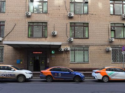 Припаркованные вдоль дороги автомобили каршеринга. Фото: Игорь Иванко / Коммерсант