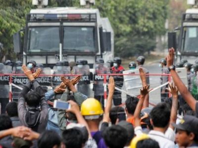 Противостояние полиции и протестующих в Мьянме. Фото: Reuters