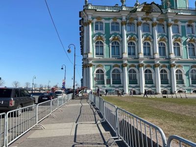 Ограждения у Эрмитажа и Дворцовой пл., Санкт-Петербург, вечер 20.04.21. Фото: https://t.me/SerpomPo