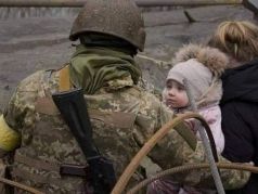 Эвакуация украинских детей. Фото: AP Photo