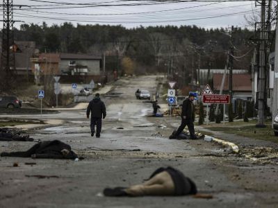 Тела на улице в городе Буча. Фото: Ronaldo Schemidt / AFP