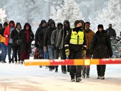 Финские пограничники сопровождают мигрантов на международном пограничном переходе в Салле, Финляндия, 23 ноября 2023 год. Фото: Jussi Nukari / Lehtikuva / Reuetrs