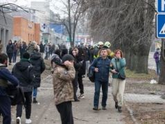 Местные жители возле поврежденного ТЦ в Днепре, 29 декабря 2023 год. Фото: Arsen Dzodzaiev / EPA